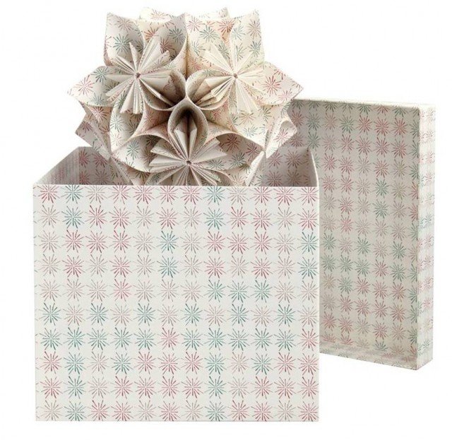 Kit origami, ovvero set di fogli di carta per preparare stelle o kusudama, per veri appassionati. In foto il kit KUSUDAMA origami modulare “fiore” – 60 fogli di carta Tassotti 120 gr., nella foto con relativa scatola quadrata, in fantasia Fiocchi di neve. Prezzo 20,50 euro. Eventualmente i prodotti sono disponibili anche già assemblati. Le carte Tassotti – conosciute in tutto il mondo per il loro molteplice uso – sono stampate in litografia a foglio su supporto cartaceo avorio opaco da 85 gr., ecologico e acid free e con l’uso di inchiostri ecologici ad alta resistenza alla luce. Queste caratteristiche le rendono particolarmente adatte per eleganti confezioni regalo, per l’uso in cartotecnica e legatoria, per l’applicazione del decoupage, il rivestimento mobili eccetera. Le dimensioni del foglio sono 70 x 100 o 50 x 70 cm. Kit origami, ovvero set di fogli di carta per preparare stelle o kusudama, per veri appassionati. In foto il kit KUSUDAMA origami modulare “fiore” – 60 fogli di carta Tassotti 120 gr., nella foto con relativa scatola quadrata, in fantasia Fiocchi di neve. Prezzo 20,50 euro. Eventualmente i prodotti sono disponibili anche già assemblati. Le carte Tassotti – conosciute in tutto il mondo per il loro molteplice uso – sono stampate in litografia a foglio su supporto cartaceo avorio opaco da 85 gr., ecologico e acid free e con l’uso di inchiostri ecologici ad alta resistenza alla luce. Queste caratteristiche le rendono particolarmente adatte per eleganti confezioni regalo, per l’uso in cartotecnica e legatoria, per l’applicazione del decoupage, il rivestimento mobili eccetera. Le dimensioni del foglio sono 70 x 100 o 50 x 70 cm.