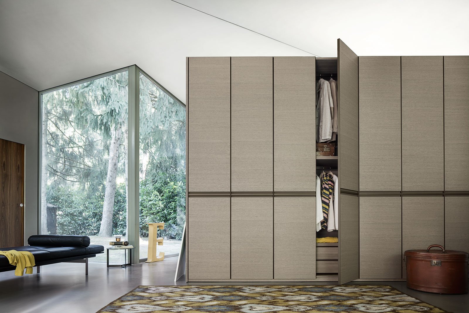 Armadio o cabina armadio? cose di casa Comodini e armadio grigio