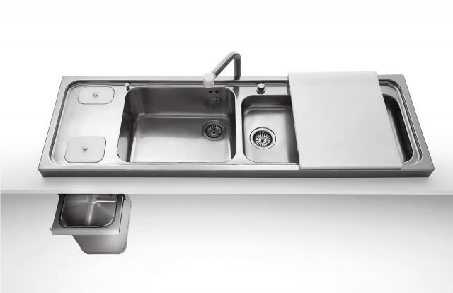 Il lavello Appoggio coll. Liberi in cucina di Alpes permette di lavare e preparare in un’unica postazione. Misura L 158 x P 50 x H 55,5 cm e costa, Iva esclusa, 1.850 euro. www.alpesinox.com Il lavello Appoggio coll. Liberi in cucina di Alpes permette di lavare e preparare in un’unica postazione. Misura L 158 x P 50 x H 55,5 cm e costa, Iva esclusa, 1.850 euro. www.alpesinox.com
