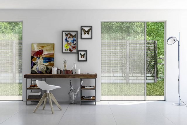 MINIMA – Zanzariera a rete plissettata e scorrimento laterale, con uno spessore dei profili ridotto a 22 mm. Disponibile anche con apertura reversibile. MINIMA – Zanzariera a rete plissettata e scorrimento laterale, con uno spessore dei profili ridotto a 22 mm. Disponibile anche con apertura reversibile.