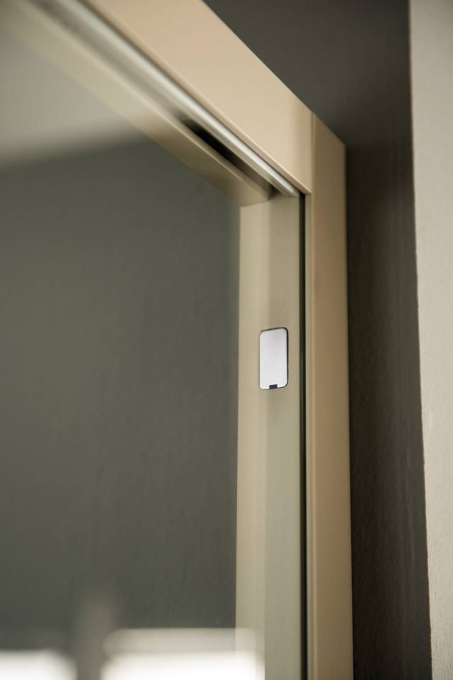 Oltre alle classiche finiture brillantato cromo lucido e satinato argento, sono sei le colorazioni Gloss identificate per personalizzare i profili in alluminio di Acrux: nero, bianco, sabbia, artic, grigio e tortora. Oltre alle classiche finiture brillantato cromo lucido e satinato argento, sono sei le colorazioni Gloss identificate per personalizzare i profili in alluminio di Acrux: nero, bianco, sabbia, artic, grigio e tortora.