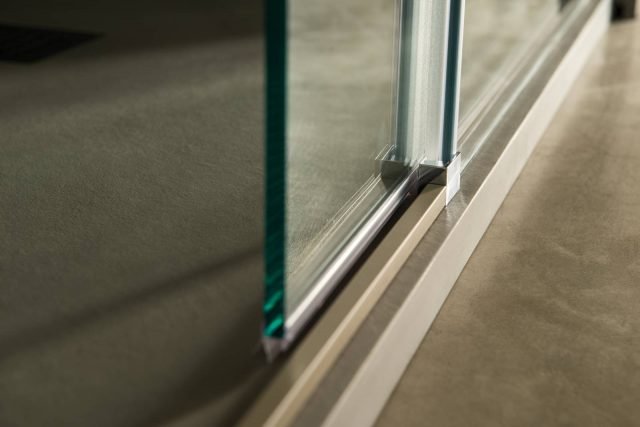 I profili in alluminio di Acrux personalizzabili in coordinato con il piatto doccia Stone o Stonefit. I profili in alluminio di Acrux personalizzabili in coordinato con il piatto doccia Stone o Stonefit.