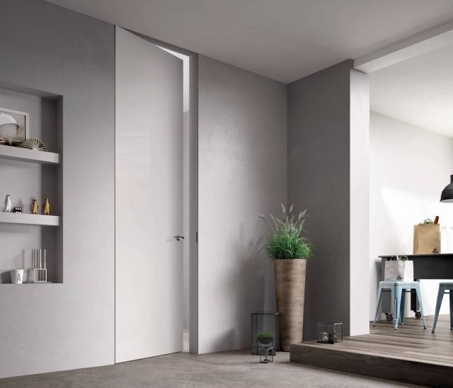 Porta Exitlyne Zero della linea Sistema Zero di FerreroLegno nella finitura laccato lucido bianco, con telaio "A_filo" completamente integrato nel muro. Dimensioni: 80x290 cm. Porta Exitlyne Zero della linea Sistema Zero di FerreroLegno nella finitura laccato lucido bianco, con telaio "A_filo" completamente integrato nel muro. Dimensioni: 80x290 cm.