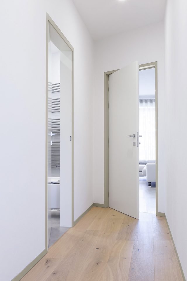 In questa ristrutturazione di una palazzina anni 80 si è optato per porte bianche con coprifili grigio caldo coordinati allo zoccolino, utilizzando i controtelai della linea ECLISSE SHODO Collection. In questa ristrutturazione di una palazzina anni 80 si è optato per porte bianche con coprifili grigio caldo coordinati allo zoccolino, utilizzando i controtelai della linea ECLISSE SHODO Collection.