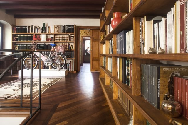 In una villa veneta dell’Ottocento sono stati recuperati i vecchi pannelli porta e realizzate pratiche aperture scorrevoli, che ricordano gli antichi passaggi segreti nascosti all'interno di mobili e librerie. In una villa veneta dell’Ottocento sono stati recuperati i vecchi pannelli porta e realizzate pratiche aperture scorrevoli, che ricordano gli antichi passaggi segreti nascosti all'interno di mobili e librerie.