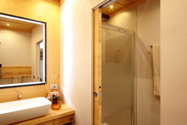 All’interno di baite, chalet e case in montagna, il legno - presente nelle finiture a parete, pavimento e soffitto - diventa protagonista indiscusso anche del pannello porta. All’interno di baite, chalet e case in montagna, il legno - presente nelle finiture a parete, pavimento e soffitto - diventa protagonista indiscusso anche del pannello porta.