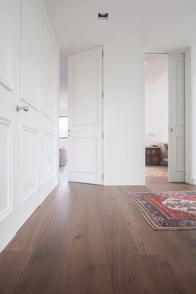 In questa villa a Pordenone, alcune delle porte pantografate sono integrate nella parete, inserite all’interno di una boiserie realizzata su misura dal falegname. In questa villa a Pordenone, alcune delle porte pantografate sono integrate nella parete, inserite all’interno di una boiserie realizzata su misura dal falegname.