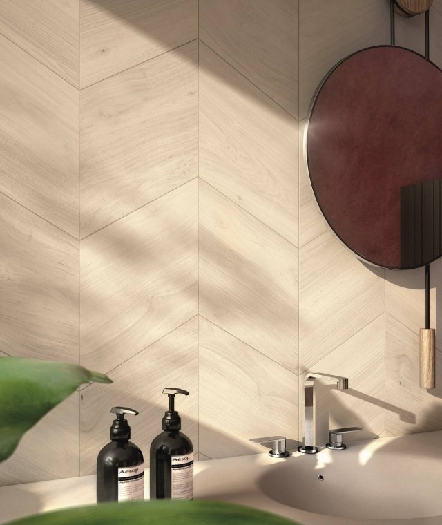 Essential, di Ariana, è una collezione di lastre in gres porcellanato pressate a secco, declinata in quattro colori, che riproduce le tonalità delle essenze lignee non trattate. Proposta in Almond, Beige, Oak e Grey, comprende anche il formato rombo, con lato di 30 cm, rettificato. Lo spessore è di 7 mm. Essential, di Ariana, è una collezione di lastre in gres porcellanato pressate a secco, declinata in quattro colori, che riproduce le tonalità delle essenze lignee non trattate. Proposta in Almond, Beige, Oak e Grey, comprende anche il formato rombo, con lato di 30 cm, rettificato. Lo spessore è di 7 mm.