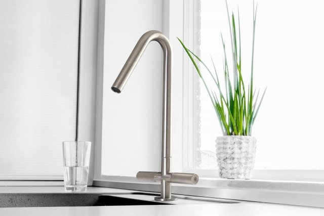 Il rubinetto 22MM Art. 6031 di Rubinetterie Treemme ha le parti tecniche (dall’erogatore ai comandi) con diametro di 22 mm, misura che garantisce una grande leggerezza estetica e un’elevata flessibilità di inserimento all’interno di tipologie di lavabi molto diversi tra loro. In acciaio inox satinato, ha altezza della bocca di erogazione di 28. Prezzo 518 euro. www.rubinetterie3m.it Il rubinetto 22MM Art. 6031 di Rubinetterie Treemme ha le parti tecniche (dall’erogatore ai comandi) con diametro di 22 mm, misura che garantisce una grande leggerezza estetica e un’elevata flessibilità di inserimento all’interno di tipologie di lavabi molto diversi tra loro. In acciaio inox satinato, ha altezza della bocca di erogazione di 28. Prezzo 518 euro. www.rubinetterie3m.it