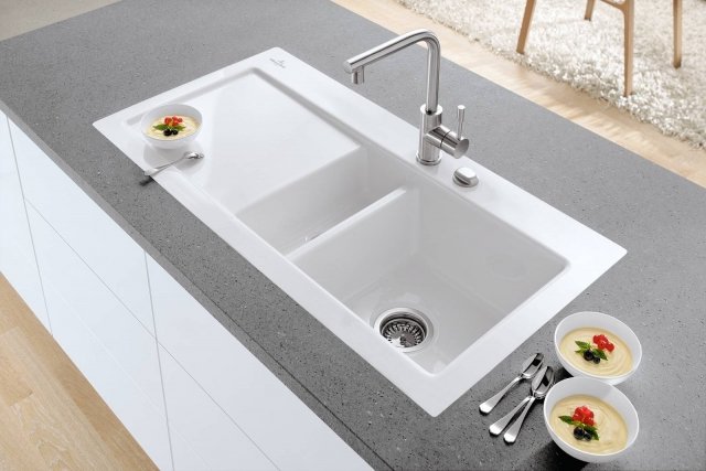 Monocomando con collo alto 26,5 cm, il rubinetto della collezione Modern Steel di Villeroy & Boch in acciaio inox massiccio lucido, ha rotazione di 360° e cartuccia in ceramica a bassa pressione per limitare gli sprechi. Prezzo 599 euro. www.villeroy-boch.com Monocomando con collo alto 26,5 cm, il rubinetto della collezione Modern Steel di Villeroy & Boch in acciaio inox massiccio lucido, ha rotazione di 360° e cartuccia in ceramica a bassa pressione per limitare gli sprechi. Prezzo 599 euro. www.villeroy-boch.com