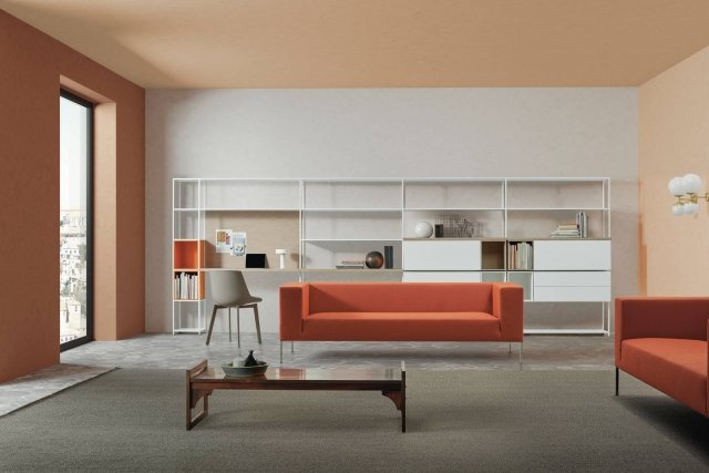 Ispirazione Granada – colori caldi, segno grafico leggero, matericità delle superfici – per questa libreria Minima 3.0 by Metrica (design Bruno Fattorini) di MDF Italia, che riempie la parete di fondo del soggiorno e risolve l’organizzazione di libri e riviste, oltre che di piccoli oggetti preziosi. In versione a terra e profonda 33 cm, ha sottile struttura portante in estrusione di alluminio verniciato bianco opaco e contenitori sia chiusi da ante a ribalta, sia a giorno nei colori opachi micro-goffrati arancione e bianco. I ripiani, che possono funzionare anche da scrittoio, e alcuni elementi a giorno hanno finitura essenza legno naturale, che porta un tocco di ulteriore matericità all’insieme. Le mensole più sottili (solo 1,5 cm di spessore) sono invece di alluminio verniciato opaco bianco. Ispirazione Granada – colori caldi, segno grafico leggero, matericità delle superfici – per questa libreria Minima 3.0 by Metrica (design Bruno Fattorini) di MDF Italia, che riempie la parete di fondo del soggiorno e risolve l’organizzazione di libri e riviste, oltre che di piccoli oggetti preziosi. In versione a terra e profonda 33 cm, ha sottile struttura portante in estrusione di alluminio verniciato bianco opaco e contenitori sia chiusi da ante a ribalta, sia a giorno nei colori opachi micro-goffrati arancione e bianco. I ripiani, che possono funzionare anche da scrittoio, e alcuni elementi a giorno hanno finitura essenza legno naturale, che porta un tocco di ulteriore matericità all’insieme. Le mensole più sottili (solo 1,5 cm di spessore) sono invece di alluminio verniciato opaco bianco.
