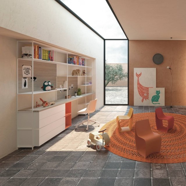 Il sistema Minima 3.0 by Metrica (design Bruno Fattorini) di MDF Italia si adatta perfettamente anche alla stanza dei bambini, assolvendo al compito di organizzare giochi e libri con la medesima eleganza minimale degli ambienti dei grandi. Una soluzione che cresce con l’età dei piccoli adeguandosi alle diverse necessità, semplicemente aggiungendo o rimuovendo gli elementi contenitivi in appoggio. Questa libreria di ispirazione Granada ha struttura portante (profonda 33 cm) in estrusione di alluminio verniciato bianco opaco e mensole estremamente sottili di alluminio anch’esso verniciato bianco opaco. I contenitori, profondi 45 cm, sia a giorno sia chiusi da cassetti, sono in laccato opaco micro-goffrato bianco e arancione, mentre il piano scrittoio e lo schienale sono in variante essenza legno naturale, che aggiunge calore e contemporaneità alla composizione. Il sistema Minima 3.0 by Metrica (design Bruno Fattorini) di MDF Italia si adatta perfettamente anche alla stanza dei bambini, assolvendo al compito di organizzare giochi e libri con la medesima eleganza minimale degli ambienti dei grandi. Una soluzione che cresce con l’età dei piccoli adeguandosi alle diverse necessità, semplicemente aggiungendo o rimuovendo gli elementi contenitivi in appoggio. Questa libreria di ispirazione Granada ha struttura portante (profonda 33 cm) in estrusione di alluminio verniciato bianco opaco e mensole estremamente sottili di alluminio anch’esso verniciato bianco opaco. I contenitori, profondi 45 cm, sia a giorno sia chiusi da cassetti, sono in laccato opaco micro-goffrato bianco e arancione, mentre il piano scrittoio e lo schienale sono in variante essenza legno naturale, che aggiunge calore e contemporaneità alla composizione.