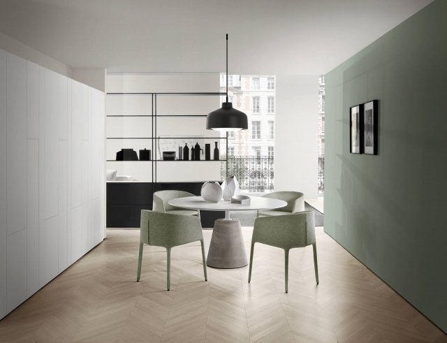 Ispirazione Paris – decisi contrasti black and white, dettagli materici, discreti tocchi cromatici – per questa allungata composizione Minima 3.0 by Metrica (design Bruno Fattorini) di MDF Italia, che separa senza soluzione di continuità visiva e luminosa l’area pranzo dal resto della zona giorno. La spalla di vetro trasparente a tutta altezza funziona da invisibile schienale e definisce spazi e funzioni. A servizio della convivialità, grazie ai contenitori per le stoviglie e ai ripiani per piccoli elettrodomestici e utensili, la libreria ha i montanti verticali in estrusione di alluminio nella finitura verniciata grigio grafite, tinta con cui sono finite anche le mensole. Sempre di alluminio – nello spessore minimo di 1,5 mm – e profonde 33 cm. I contenitori sottostanti sono laccati opachi grigio grafite e chiusi da ante sia a ribalta sia a battente e da cassetti. Ispirazione Paris – decisi contrasti black and white, dettagli materici, discreti tocchi cromatici – per questa allungata composizione Minima 3.0 by Metrica (design Bruno Fattorini) di MDF Italia, che separa senza soluzione di continuità visiva e luminosa l’area pranzo dal resto della zona giorno. La spalla di vetro trasparente a tutta altezza funziona da invisibile schienale e definisce spazi e funzioni. A servizio della convivialità, grazie ai contenitori per le stoviglie e ai ripiani per piccoli elettrodomestici e utensili, la libreria ha i montanti verticali in estrusione di alluminio nella finitura verniciata grigio grafite, tinta con cui sono finite anche le mensole. Sempre di alluminio – nello spessore minimo di 1,5 mm – e profonde 33 cm. I contenitori sottostanti sono laccati opachi grigio grafite e chiusi da ante sia a ribalta sia a battente e da cassetti.