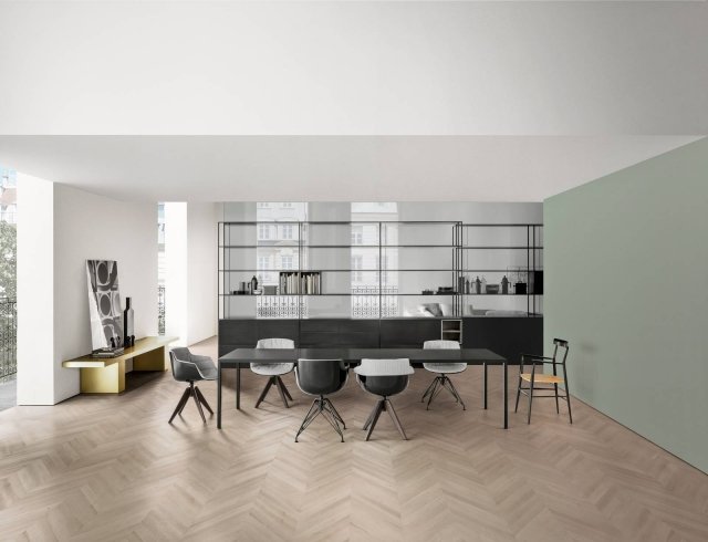 Ispirazione Paris – decisi contrasti black and white, dettagli materici, discreti tocchi cromatici – per questa allungata composizione Minima 3.0 by Metrica (design Bruno Fattorini) di MDF Italia, che separa senza soluzione di continuità visiva e luminosa l’area pranzo dal resto della zona giorno. La spalla di vetro trasparente a tutta altezza funziona da invisibile schienale e definisce spazi e funzioni. A servizio della convivialità, grazie ai contenitori per le stoviglie e ai ripiani per piccoli elettrodomestici e utensili, la libreria ha i montanti verticali in estrusione di alluminio nella finitura verniciata grigio grafite, tinta con cui sono finite anche le mensole. Sempre di alluminio – nello spessore minimo di 1,5 mm – e profonde 33 cm. I contenitori sottostanti sono laccati opachi grigio grafite e chiusi da ante sia a ribalta sia a battente e da cassetti. Ispirazione Paris – decisi contrasti black and white, dettagli materici, discreti tocchi cromatici – per questa allungata composizione Minima 3.0 by Metrica (design Bruno Fattorini) di MDF Italia, che separa senza soluzione di continuità visiva e luminosa l’area pranzo dal resto della zona giorno. La spalla di vetro trasparente a tutta altezza funziona da invisibile schienale e definisce spazi e funzioni. A servizio della convivialità, grazie ai contenitori per le stoviglie e ai ripiani per piccoli elettrodomestici e utensili, la libreria ha i montanti verticali in estrusione di alluminio nella finitura verniciata grigio grafite, tinta con cui sono finite anche le mensole. Sempre di alluminio – nello spessore minimo di 1,5 mm – e profonde 33 cm. I contenitori sottostanti sono laccati opachi grigio grafite e chiusi da ante sia a ribalta sia a battente e da cassetti.