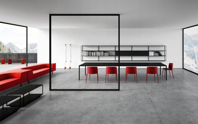Perfetto per gli spazi giorno contemporanei, in cui funzioni e abitudini si mescolano senza soluzione di continuità, il sistema Minima 3.0 by Metrica (design Bruno Fattorini) di MDF Italia si distingue per la flessibilità di utilizzo. In questa ampia area della casa dedicata sia alla convivialità, sia allo studio una versione sospesa della libreria consente nel contempo di organizzare libri e riviste e di riporre stoviglie e utensili per la tavola. La struttura portante di alluminio nella finitura verniciata grigio grafite, tinta con cui sono finite anche le mensole (di alluminio, spesse 1,5 cm e profonde 33 cm), risalta sul fondo candido della parete, risultando come una architettura in scala ridotta. I due elementi contenitori, in semplice appoggio per poter variare a piacere la composizione in base alle esigenze, sono laccati opachi grigio grafite e chiusi da ante a ribalta. Perfetto per gli spazi giorno contemporanei, in cui funzioni e abitudini si mescolano senza soluzione di continuità, il sistema Minima 3.0 by Metrica (design Bruno Fattorini) di MDF Italia si distingue per la flessibilità di utilizzo. In questa ampia area della casa dedicata sia alla convivialità, sia allo studio una versione sospesa della libreria consente nel contempo di organizzare libri e riviste e di riporre stoviglie e utensili per la tavola. La struttura portante di alluminio nella finitura verniciata grigio grafite, tinta con cui sono finite anche le mensole (di alluminio, spesse 1,5 cm e profonde 33 cm), risalta sul fondo candido della parete, risultando come una architettura in scala ridotta. I due elementi contenitori, in semplice appoggio per poter variare a piacere la composizione in base alle esigenze, sono laccati opachi grigio grafite e chiusi da ante a ribalta.