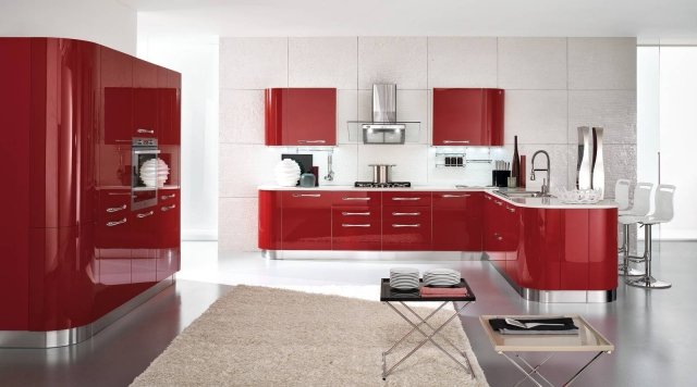 Sole di Conforama è la cucina colorata più richiesta e venduta in tutte le sue varianti dal bianco lucido al grigio antracite opaco passando per il rosso lacca lucido che la rende molto scenografica. É caratterizzata dagli angoli stondati e dalla grande penisola che funge anche da bancone snack. La composizione base misura L 255 cm e costa 949 euro (esclusi elettrodomestici). www.conforama.it Sole di Conforama è la cucina colorata più richiesta e venduta in tutte le sue varianti dal bianco lucido al grigio antracite opaco passando per il rosso lacca lucido che la rende molto scenografica. É caratterizzata dagli angoli stondati e dalla grande penisola che funge anche da bancone snack. La composizione base misura L 255 cm e costa 949 euro (esclusi elettrodomestici). www.conforama.it