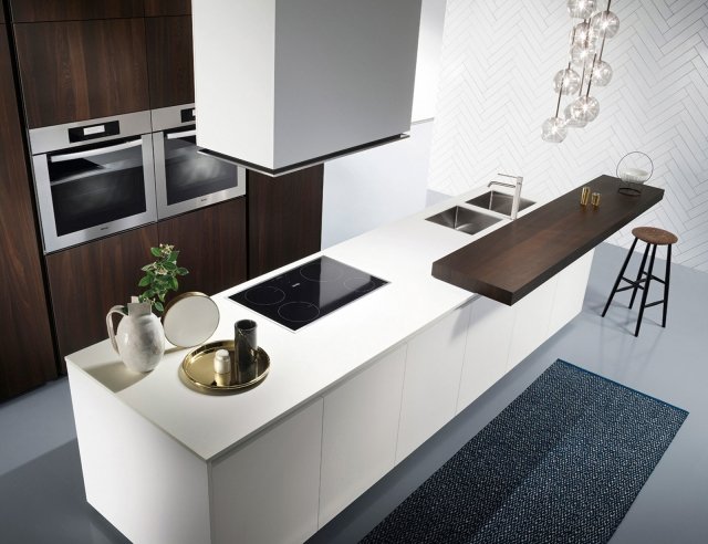 One di Ernestomeda è una delle cucine colorata più richieste e vendute: ha un design essenziale e elegante, sottolineato dagli elementi candidi. L'isola ha le basi in laccato opaco white moon e il piano in Corian glacier white. Il grande armadio e il bancone snack sono realizzati in Rovere Termotrattato che “scaldano” la composizione. Prezzo su richiesta. www.ernestomeda.com One di Ernestomeda è una delle cucine colorata più richieste e vendute: ha un design essenziale e elegante, sottolineato dagli elementi candidi. L'isola ha le basi in laccato opaco white moon e il piano in Corian glacier white. Il grande armadio e il bancone snack sono realizzati in Rovere Termotrattato che “scaldano” la composizione. Prezzo su richiesta. www.ernestomeda.com