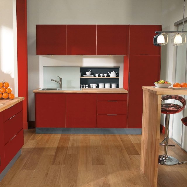 Delinia Marte di Leroy Merlin è la cucina componibile colorata più richiesta e venduta grazie alla sua accesa colorazione rosso lacca. Ha le ante realizzate in Mdf rivestito in Pvc rosso opaco; sono corredate di sottili maniglie in metallo cromato satinato. I cassetti sono dotati del sistema soft closing che garantisce una chiusura rallentata e silenziosa. La composizione base misura L 255 cm e costa 665,14 euro (elettrodomestici esclusi). www.leroymerlin.it Delinia Marte di Leroy Merlin è la cucina componibile colorata più richiesta e venduta grazie alla sua accesa colorazione rosso lacca. Ha le ante realizzate in Mdf rivestito in Pvc rosso opaco; sono corredate di sottili maniglie in metallo cromato satinato. I cassetti sono dotati del sistema soft closing che garantisce una chiusura rallentata e silenziosa. La composizione base misura L 255 cm e costa 665,14 euro (elettrodomestici esclusi). www.leroymerlin.it
