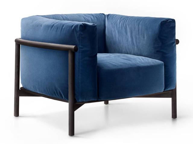 Taiki di Lema, design Chiara Andreatti, è la poltrona caratterizzata da un' imbottitura "importante" che reinterpreta le forme classiche. La struttura di sostegno è in massello di frassino tinto Rovere Termotrattato e ha un design rigoroso e essenziale. www.lemamobili.com Taiki di Lema, design Chiara Andreatti, è la poltrona caratterizzata da un' imbottitura "importante" che reinterpreta le forme classiche. La struttura di sostegno è in massello di frassino tinto Rovere Termotrattato e ha un design rigoroso e essenziale. www.lemamobili.com