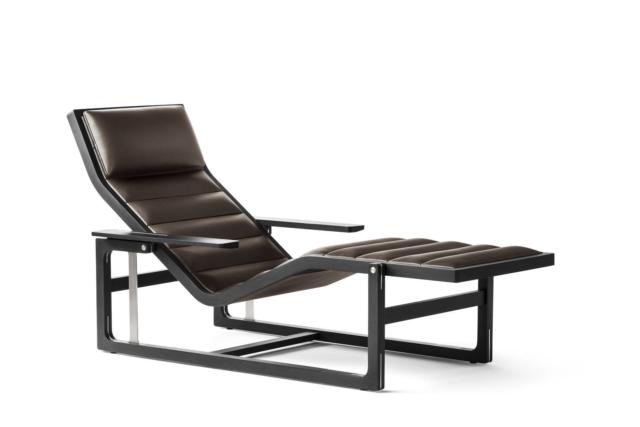 Byron di Frau, design Jean-Marie Massaud, è la chaise longue formata da una struttura di sostegno, leggera e stabile nello stesso tempo, in massello di frassino tinto ebano e acciaio inox satinato, dalla forma geometrica e dagli incastri perfetti. La seduta ergonomica è imbottita in poliuretano espanso con losanghe in acciaio e rivestita in morbida pelle Frau marrone. I braccioli sono retraibili con il semplice movimento della mano. www.poltronafrau.com Byron di Frau, design Jean-Marie Massaud, è la chaise longue formata da una struttura di sostegno, leggera e stabile nello stesso tempo, in massello di frassino tinto ebano e acciaio inox satinato, dalla forma geometrica e dagli incastri perfetti. La seduta ergonomica è imbottita in poliuretano espanso con losanghe in acciaio e rivestita in morbida pelle Frau marrone. I braccioli sono retraibili con il semplice movimento della mano. www.poltronafrau.com