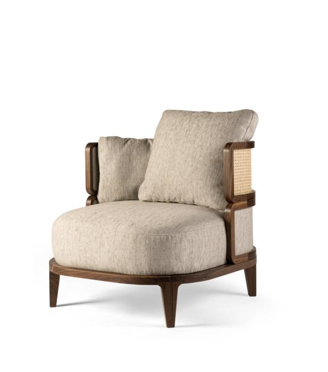 Promenade di Gebrüder Thonet Vienna GmbH (GTV), design Philippe Nigro, è la nuova poltrona che si ispira allo stile della secessione viennese. La struttura che avvolge l'ampia e accogliente seduta è realizzata in noce canaletto ed è caratterizzata dalla lavorazione del legno a sezione trasversale quadrata anziché rotonda; sono presenti inserti in paglia di Vienna nella fascia superiore che enfatizzano il fianco e il retro. www.gebruederthonetvienna.com Promenade di Gebrüder Thonet Vienna GmbH (GTV), design Philippe Nigro, è la nuova poltrona che si ispira allo stile della secessione viennese. La struttura che avvolge l'ampia e accogliente seduta è realizzata in noce canaletto ed è caratterizzata dalla lavorazione del legno a sezione trasversale quadrata anziché rotonda; sono presenti inserti in paglia di Vienna nella fascia superiore che enfatizzano il fianco e il retro. www.gebruederthonetvienna.com