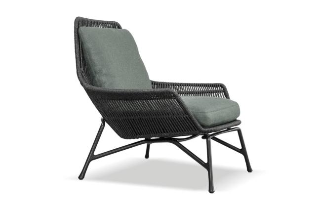 Prince Cord Outdoor di Minotti, design Rodolfo Dordoni, è la poltrona proposta nella nuova versione con lo scheletro della scocca percorso da un intreccio in corda in bella vista; è resa accogliente dalla presenza dei cuscini della seduta e dello schienale. La forma si ispira ai modelli americani degli Anni Cinquanta. La base è in alluminio realizzata con un processo di pressofusione. www.minotti.com Prince Cord Outdoor di Minotti, design Rodolfo Dordoni, è la poltrona proposta nella nuova versione con lo scheletro della scocca percorso da un intreccio in corda in bella vista; è resa accogliente dalla presenza dei cuscini della seduta e dello schienale. La forma si ispira ai modelli americani degli Anni Cinquanta. La base è in alluminio realizzata con un processo di pressofusione. www.minotti.com