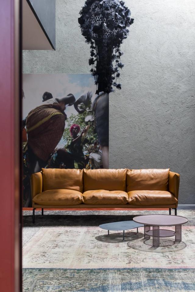 Gentry Extra Light di Moroso, design Patricia Urquiola, è il divano riproposto in una versione più leggera e ridimensionata che lo rende compatto e facile da ambientare. Ha una linea rigorosa e una serie di cuscini indipendenti, imbottiti in piuma d'oca, che rendono confortevoli qualsiasi posizione. É rivestito in morbida pelle in una calda tonalità di marrone e i piedi a ponte sono in tubo di acciaio cromato o verniciato a polveri. www.moroso.it Gentry Extra Light di Moroso, design Patricia Urquiola, è il divano riproposto in una versione più leggera e ridimensionata che lo rende compatto e facile da ambientare. Ha una linea rigorosa e una serie di cuscini indipendenti, imbottiti in piuma d'oca, che rendono confortevoli qualsiasi posizione. É rivestito in morbida pelle in una calda tonalità di marrone e i piedi a ponte sono in tubo di acciaio cromato o verniciato a polveri. www.moroso.it