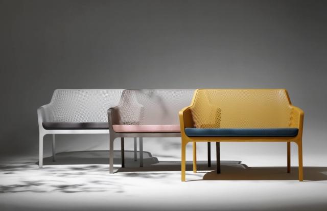Net Bench di Nardi, design Raffaello Galiotto, è il divano due posti, dalle dimensioni generose, realizzato interamente in resina fiber-glass trattata anti UV nella finitura mat e colorata in massa che lo rende adatto all'uso all'aperto e piacevole al tatto. Può essere scelto fra sei varianti di colore (bianco, antracite, senape, corallo, salice e tortora) ed è corredato del comodo cuscino Shell. Misura L 116 x P 70 x H 86 cm. www.nardioutdoor.com Net Bench di Nardi, design Raffaello Galiotto, è il divano due posti, dalle dimensioni generose, realizzato interamente in resina fiber-glass trattata anti UV nella finitura mat e colorata in massa che lo rende adatto all'uso all'aperto e piacevole al tatto. Può essere scelto fra sei varianti di colore (bianco, antracite, senape, corallo, salice e tortora) ed è corredato del comodo cuscino Shell. Misura L 116 x P 70 x H 86 cm. www.nardioutdoor.com