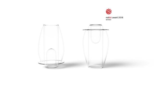 Tulip può essere esposto anche vuoto ed è i realizzato in vetro borosilicato lavorato a mano. Tulip può essere esposto anche vuoto ed è i realizzato in vetro borosilicato lavorato a mano.