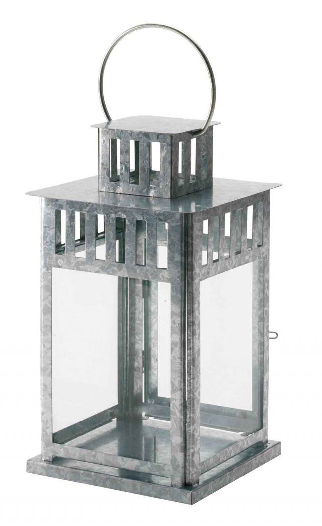 È in acciaio galvanizzato e vetro la lanterna che misura L 15 x P 15 x H 28 cm e costa 7,50 euro Borby di Ikea È in acciaio galvanizzato e vetro la lanterna che misura L 15 x P 15 x H 28 cm e costa 7,50 euro Borby di Ikea