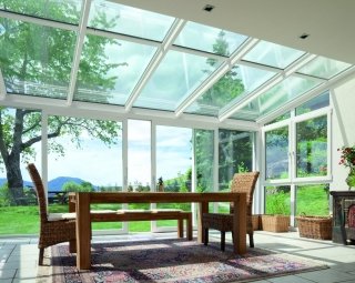 Sistema per veranda in pvc di Finstral con portefinestra con apertura alzante scorrevole Sistema per veranda in pvc di Finstral con portefinestra con apertura alzante scorrevole