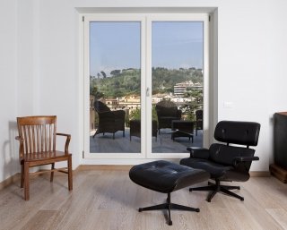 Portafinestra con apertura a battente della linea Koncept di Oknoplast Portafinestra con apertura a battente della linea Koncept di Oknoplast