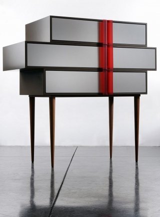 cassettiera A-Line di Colé Italian Design Label con gambe in legno cassettiera A-Line di Colé Italian Design Label con gambe in legno