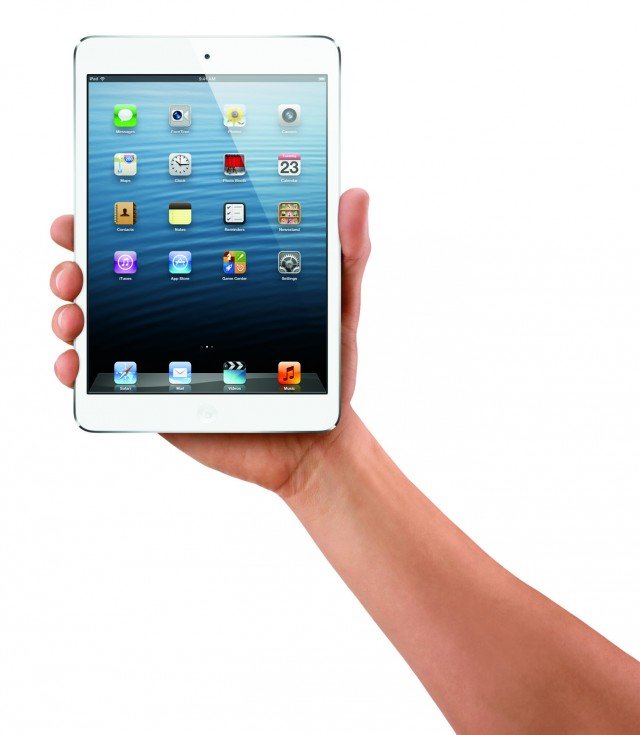 Il tablet iPad mini di Apple dispone di oltre 800.000 app a portata di dito. Dotato di chip dual-core A5 per una grafica reattiva, ha videocamera frontale FaceTime HD. La batteria ai polimeri in litio garantisce un’autonomia di 10 ore. Pesa 308 grammi. Misura L 13,4 x P 0,7 x H 20 cm. Nelle versioni Wi-Fi o Wi-Fi + Cellular. Prezzo a partire da 329 euro. www.apple.com Il tablet iPad mini di Apple dispone di oltre 800.000 app a portata di dito. Dotato di chip dual-core A5 per una grafica reattiva, ha videocamera frontale FaceTime HD. La batteria ai polimeri in litio garantisce un’autonomia di 10 ore. Pesa 308 grammi. Misura L 13,4 x P 0,7 x H 20 cm. Nelle versioni Wi-Fi o Wi-Fi + Cellular. Prezzo a partire da 329 euro. www.apple.com
