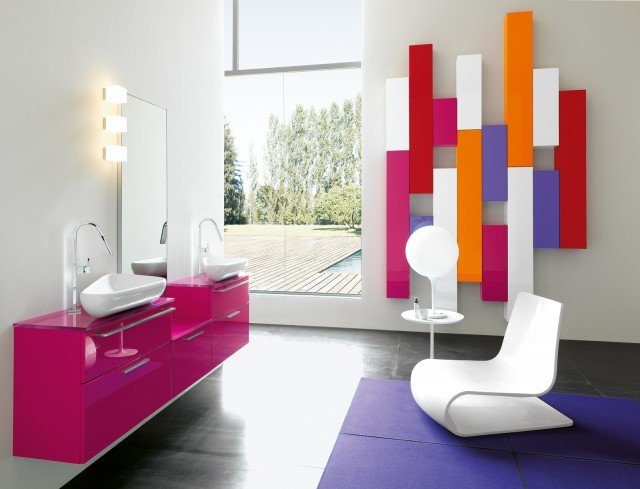 composizione bagno completa finitura laccata fucsia lucido, piani in vetro extrachiaro fucsia e lavabi d’appoggio Goccia Essenze Glam E 55 di Archeda composizione bagno completa finitura laccata fucsia lucido, piani in vetro extrachiaro fucsia e lavabi d’appoggio Goccia Essenze Glam E 55 di Archeda