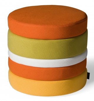 Il pouf con struttura in legno circondata da elementi imbottiti in poliuretano di diversi colori è anche piano d'appoggio; misura Ø 45 x H 43,5 cm e costa 551 euro Geo di Arketipo Il pouf con struttura in legno circondata da elementi imbottiti in poliuretano di diversi colori è anche piano d'appoggio; misura Ø 45 x H 43,5 cm e costa 551 euro Geo di Arketipo