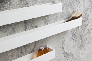 Fa parte di una linea di accessori realizzati in opalite, la mensola contenitore Help di Artelinea. Disponibile in varie misure è pratica e divertente è inseribile in qualsiasi ambiente ed è una soluzione adatta in un ambiente giovane. Prezzo dal rivenditore. www.artelinea.it Fa parte di una linea di accessori realizzati in opalite, la mensola contenitore Help di Artelinea. Disponibile in varie misure è pratica e divertente è inseribile in qualsiasi ambiente ed è una soluzione adatta in un ambiente giovane. Prezzo dal rivenditore. www.artelinea.it