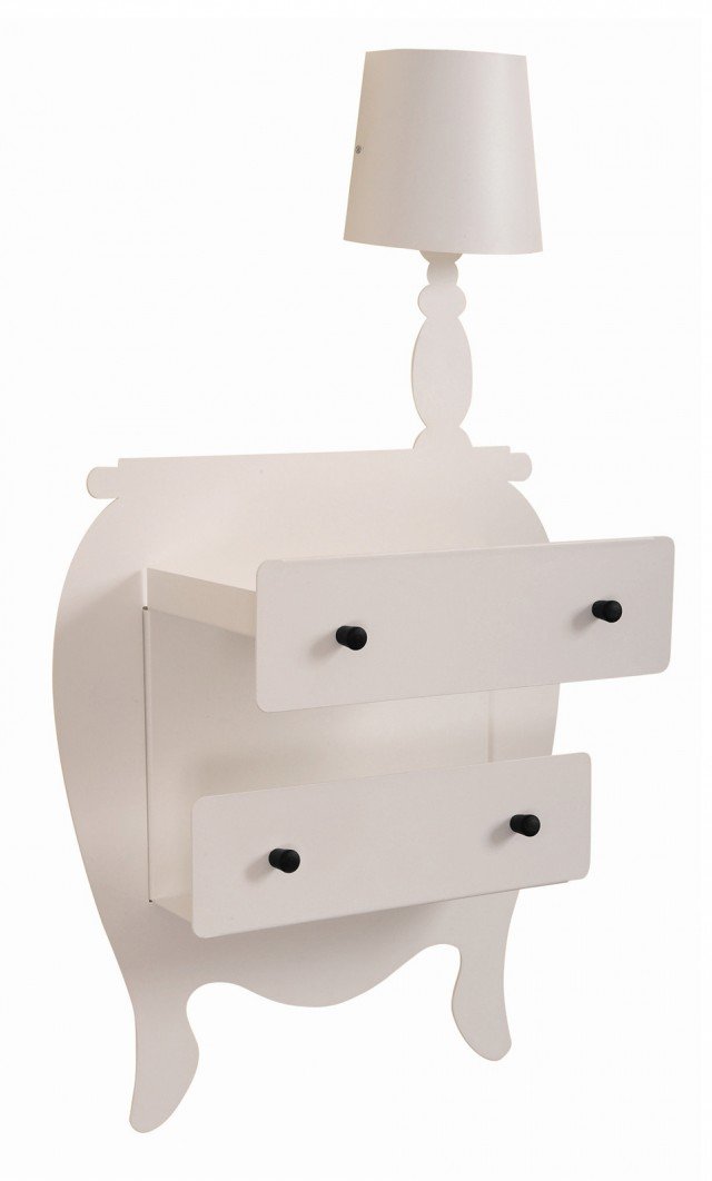 Metallo laccato disponibile in 4 differenti colori per l’originale comodino che misura L 50 x P 26 x H 90 cm e costa 220 euro Dino di Arti&Mestieri Metallo laccato disponibile in 4 differenti colori per l’originale comodino che misura L 50 x P 26 x H 90 cm e costa 220 euro Dino di Arti&Mestieri