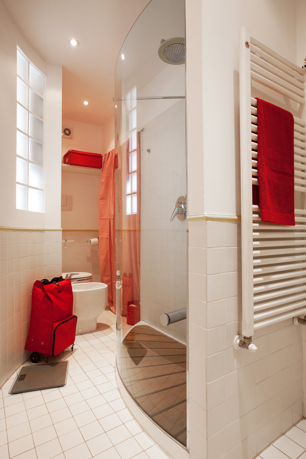 Bagno con piastrelle bianche che si può cambiare facilmente nel tempo con il colore della parete, sopra la ceramica, e con accessori coordinati Bagno con piastrelle bianche che si può cambiare facilmente nel tempo con il colore della parete, sopra la ceramica, e con accessori coordinati