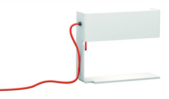 La lampada Bandero di Martinelli Luce conta una lampadina fluorescente compatta. Misura L 30 x P 9 x H 25 cm. Prezzo 267 euro. www.martinelliluce.it La lampada Bandero di Martinelli Luce conta una lampadina fluorescente compatta. Misura L 30 x P 9 x H 25 cm. Prezzo 267 euro. www.martinelliluce.it