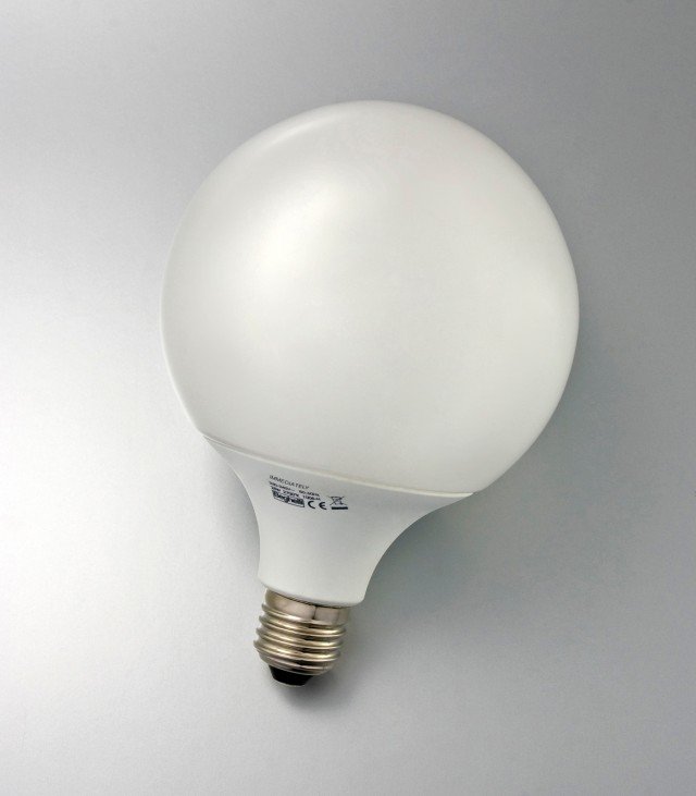 Offre subito piena luce la lampadina Immediately Dual Globo di Beghelli (www.beghelli.it) formata da un’alogena e da tubi fluorescenti combinati. Prezzo 18,90 euro Offre subito piena luce la lampadina Immediately Dual Globo di Beghelli (www.beghelli.it) formata da un’alogena e da tubi fluorescenti combinati. Prezzo 18,90 euro