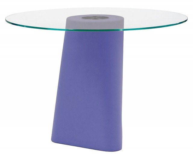 Stile contemporaneo per il tavolo Adam (design Andrea Garuti, Manuela Busetti, Matteo Redaelli) di B-LINE ideale sia in un salotto sia in esterno. In vetro trasparente permette di apprezzare la gamba massiccia e scultorea in polietilene. Misura Ø 100 x H 72 cm. Prezzo 865 euro. www.b-line.it Stile contemporaneo per il tavolo Adam (design Andrea Garuti, Manuela Busetti, Matteo Redaelli) di B-LINE ideale sia in un salotto sia in esterno. In vetro trasparente permette di apprezzare la gamba massiccia e scultorea in polietilene. Misura Ø 100 x H 72 cm. Prezzo 865 euro. www.b-line.it