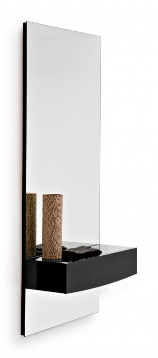 Rettangolare, lo specchio è dotato di un piano d’appoggio con cassetto; misura L 60 x P 22,5 x H 130 cm e costa 415 euro Morgan di Calligaris Rettangolare, lo specchio è dotato di un piano d’appoggio con cassetto; misura L 60 x P 22,5 x H 130 cm e costa 415 euro Morgan di Calligaris