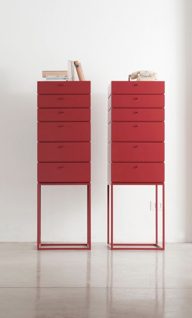 Il mobiletto multifunzione in legno laccato opaco ha cassetti con interno in DuPont™ Corian®; misura L 40 x P 40 x H 127 cm; prezzo su richiesta. Box di Capo d'Opera Il mobiletto multifunzione in legno laccato opaco ha cassetti con interno in DuPont™ Corian®; misura L 40 x P 40 x H 127 cm; prezzo su richiesta. Box di Capo d'Opera