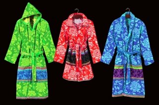 Completo di cappuccio e scialle, l’accappatoio Jap di Carrara (www.mirabellocarrara.it) in cotone stampa orientale è proposto nelle taglie S M L; prezzo 130,80
euro Completo di cappuccio e scialle, l’accappatoio Jap di Carrara (www.mirabellocarrara.it) in cotone stampa orientale è proposto nelle taglie S M L; prezzo 130,80
euro
