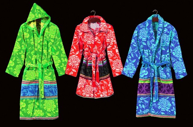 Completo di cappuccio e scialle, l’accappatoio Jap di Carrara (www.mirabellocarrara.it) in cotone stampa orientale è proposto nelle taglie S M L; prezzo 130,80
euro Completo di cappuccio e scialle, l’accappatoio Jap di Carrara (www.mirabellocarrara.it) in cotone stampa orientale è proposto nelle taglie S M L; prezzo 130,80
euro