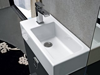 Play di Cerasa è il lavabo in ceramica appoggiato su una base che misura L 49 x P 25 x H 48 cm. Prezzo 557. www.cerasa.it Play di Cerasa è il lavabo in ceramica appoggiato su una base che misura L 49 x P 25 x H 48 cm. Prezzo 557. www.cerasa.it