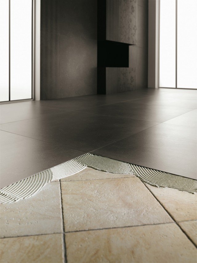 Le lastre in gres laminato Kerlite Plus di Cotto d’Este sono rinforzate sul retro con rete in fibra di vetro. Si posano sia a terra sia a parete. Misurano fino a 100 x 300 cm. (www.cottodeste.it) Le lastre in gres laminato Kerlite Plus di Cotto d’Este sono rinforzate sul retro con rete in fibra di vetro. Si posano sia a terra sia a parete. Misurano fino a 100 x 300 cm. (www.cottodeste.it)