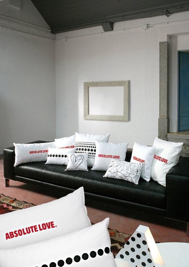 Absolute Love è il cuscino di Creativando realizzato in cotone bianco 100% stampato su entrambi i lati. Misura L 80 x H 40 cm. Prezzo 34 euro. www.creativando.it Absolute Love è il cuscino di Creativando realizzato in cotone bianco 100% stampato su entrambi i lati. Misura L 80 x H 40 cm. Prezzo 34 euro. www.creativando.it