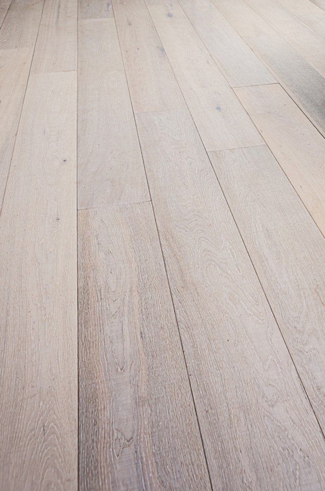 In rovere multistrato con spessore 15 mm (strato nobile 4 mm) e supporto in betulla, il parquet è formato da doghe larghe 19 cm e lunghe 186 cm; al mq costa 58 euro I medici di Cristiani Pavimenti In rovere multistrato con spessore 15 mm (strato nobile 4 mm) e supporto in betulla, il parquet è formato da doghe larghe 19 cm e lunghe 186 cm; al mq costa 58 euro I medici di Cristiani Pavimenti